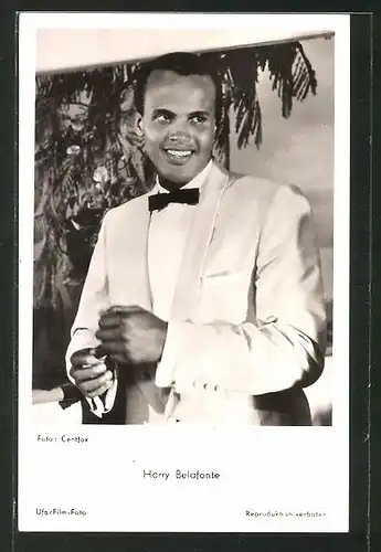 AK Musiker Harry Belafonte lächelnd im Frack posierend