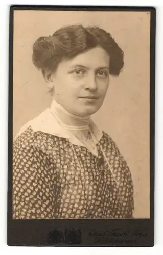 Fotografie Emil Tesch, Jena, Portrait dunkelhaarige junge Schönheit in gepunkteter Bluse und weissem Kragen