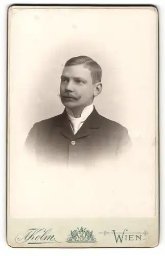 Fotografie A. Kolm, Wien, Portrait eleganter Herr mit charmantem Blick, Scheitel und Schnauzer