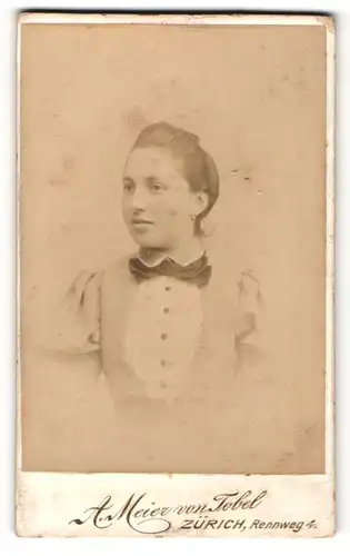 Fotografie A. Meier von Tobel, Zürich, Portrait junge Dame mit Ohrringen im eleganten Kleid