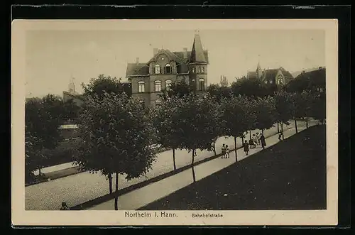 AK Northeim i. Hann., Bahnhofstrasse mit Passanten