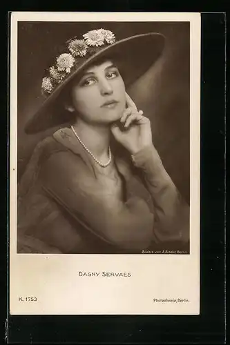 AK Schauspielerin Dagny Servaes in nachdenklicher Pose