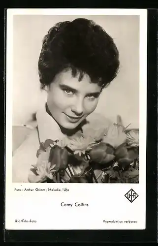 AK Schauspielerin Corny Collins mit einem Lächeln und einem Blumenstrauss