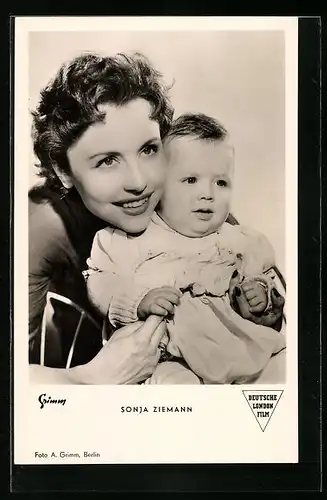 AK Schauspielerin Sonja Ziemann mit einem Baby in den Händen