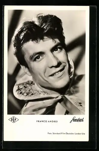 AK Schauspieler Franco Andrei trägt einen beschmückten Kragen