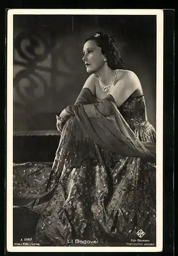 AK Schauspielerin Lil Dagova im Kleid mit besorgtem Blick
