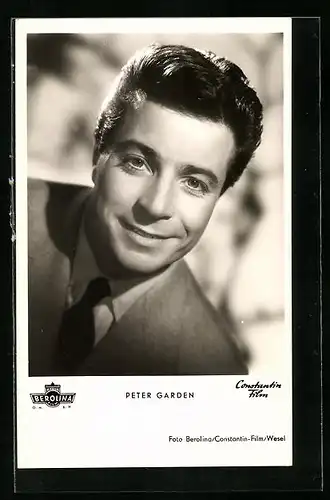 AK Schauspieler Peter Garden lächelt sympathisch in die Kamera