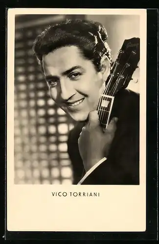 AK Schauspieler Vico Torriani hält eine Gitarre in der Hand