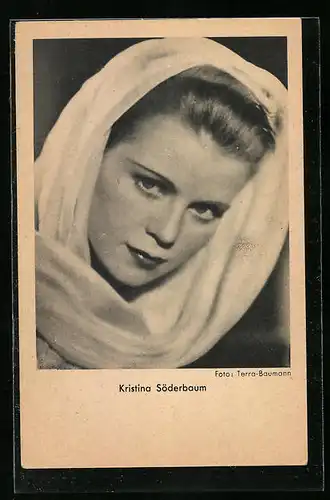 AK Schauspielerin Kristina Söderbaum mit einem Schal um den Kopf