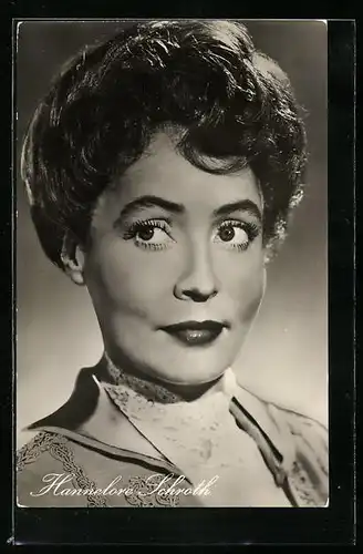 AK Schauspielerin Hannelore Schroth mit einem neugierigen Blick hinter die Kamera