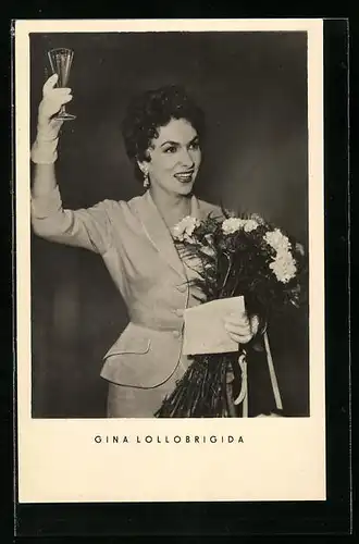 AK Schauspielerin Gina Lollobrigida mit Blumenstrauss und Sektglas