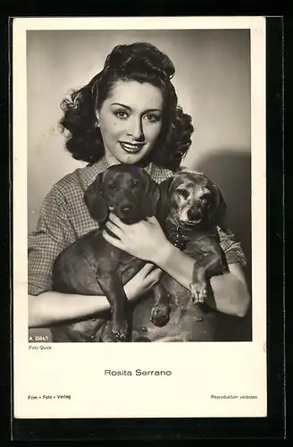 AK Schauspielerin Rosita Serrano hält zwei Welpen in den Händen