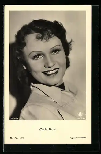 AK Schauspielerin Carla Rust lächelnd im weissen Hemd