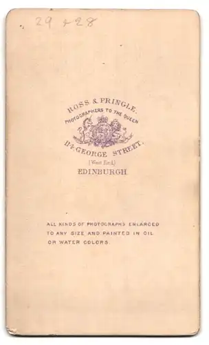 Fotografie Ross & Pringel, Edinburgh, 114, George Street, Junger Herr in Anzugjacke mit verschränkten Armen