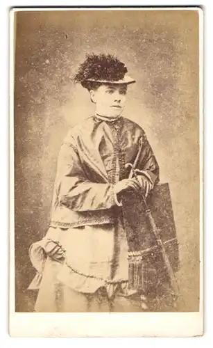Fotografie John Owen, Newtown /North Wales, Broad Street, Junge Dame in hübscher Kleidung mit Schirm