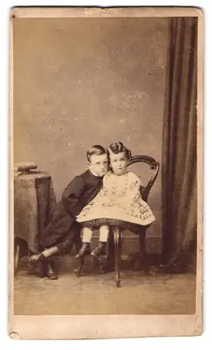 Fotografie A. Bradley, Oldbury, Kinderpaar in hübscher Kleidung