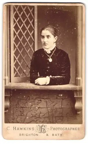 Fotografie C. Hawkins, Brighton, 32, 33 & 38, Preston Street, Junge Dame mit Kragenbrosche und Amulett