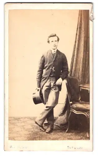 Fotografie H. J. Ward, Torquay, 81, Union Street, Junger Herr in modischer Kleidung