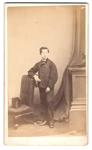 Fotografie J. F. Long, Exeter, 45, High Street, Halbwüchsiger Knabe in modischer Kleidung