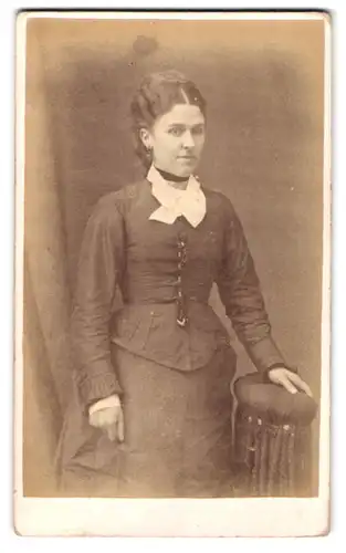 Fotografie O. Angel, Exeter, 2, High Street, Elegant gekleidete Dame mit Halsband