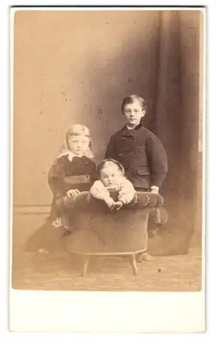 Fotografie Stuart, Glasgow, 120, Buchanan Street, Kinderpaar und Kleinkind in modischer Kleidung