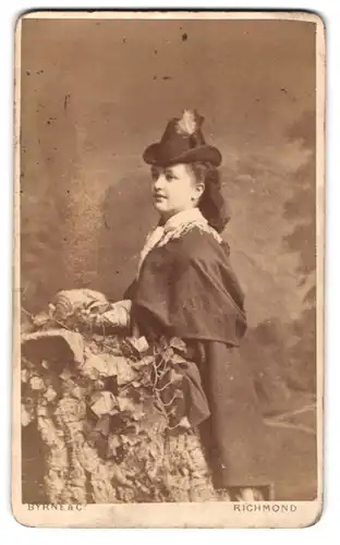 Fotografie Byrne & Co., Richmond, Junge Dame in modischer Kleidung