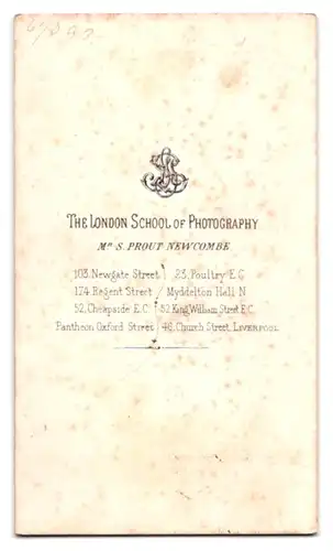 Fotografie The London School of Photography, London, 52, Cheapside, Junger Herr in Anzugjacke mit Zylinderhut