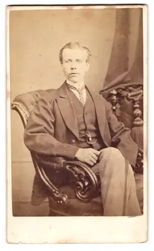 Fotografie Tarnbull & Sons, Glasgow, 75, Jamaica Street, Junger Herr in Anzugjacke mit Krawatte