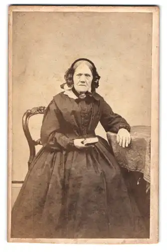 Fotografie G. Cooper, Hull, 14, Savile-Street, Ältere Dame im Kleid mit Kragenbrosche