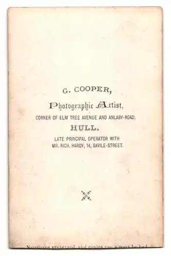 Fotografie G. Cooper, Hull, 14, Savile-Street, Ältere Dame im Kleid mit Kragenbrosche