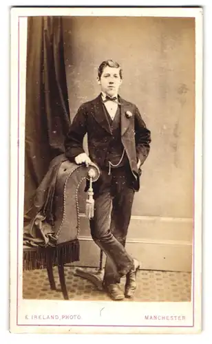 Fotografie E. Ireland, Manchester, 762, Oldham Road, Junger Mann im Anzug mit Fliege
