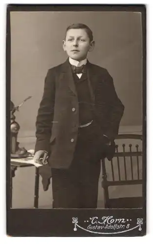 Fotografie Carl Horn, Chemnitz-Altendorf, Gustav-Adolfstrasse 8, Limbacherstrasse 6, Junger Mann im Anzug mit Fliege