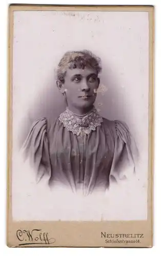 Fotografie C. Wolff, Neustrelitz, Schlossstrasse 14, Junge Dame im Kleid mit Kragenbrosche