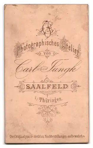 Fotografie Carl Jungk, Saalfeld i. Thüringen, Junger Herr im Anzug mit Fliege
