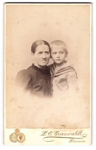 Fotografie L. O. Grienwaldt, Bremen, Bürgerliche Dame mit einem Jungen