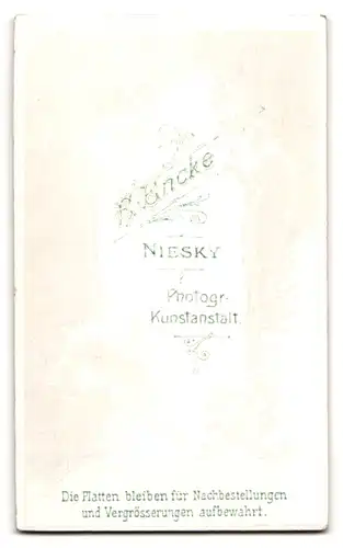 Fotografie E. Encke, Niesky, Dame in weisser Kleidung und einem Schleier um den Kopf