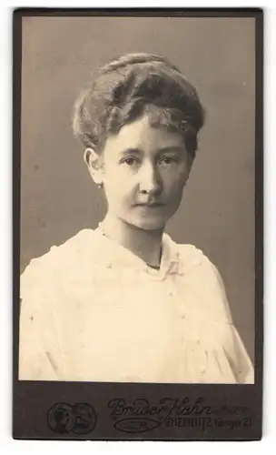 Fotografie Brüder Hahn, Chemnitz, Königstr. 21, Frau im weissen Oberteil mit neutralem Blick in die Kamera