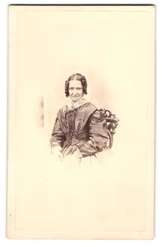 Fotografie Appleton & Co, Bradford, Horton Lane, Ältere Frau mit gelockten Haaren sitzt auf einem Stuhl