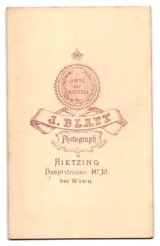 Fotografie J. Blatt, Hietzing, Hauptstrasse 10, Kleines Mädchen im weissen Kleid mit einem Hut in der Hand