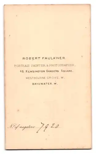 Fotografie Robert Faulkner, Bayswater W., Kensington Gardens Square 46, Ältere Dame mit einem Buch in der Hand