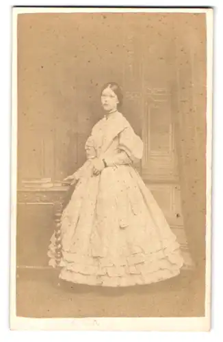 Fotografie F. Joubert, Bayswater W., Porchester Terrace 36, Junges Mädchen im weissen Kleid mit dem Blick in die Ferne