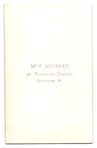 Fotografie F. Joubert, Bayswater W., Porchester Terrace 36, Junges Mädchen im weissen Kleid mit dem Blick in die Ferne