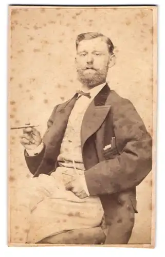 Fotografie unbekannter Fotograf und Ort, Eleganter Mann mit Vollbart und Zigarette