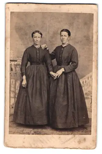 Fotografie unbekannter Fotograf und Ort, Zwei Schwestern in vertrauter Pose