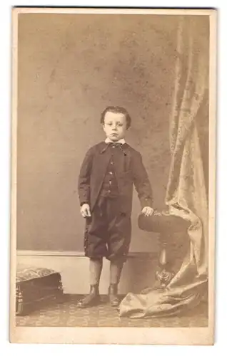 Fotografie Alfred T. Heath, London, Camden Street 130, Kleiner Bursche in schwarzer Kleidung