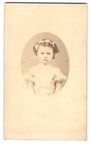 Fotografie Alfred T. Heath, London, Camden Street 130, Niedliches kleines Mädchen im weissen Kleid