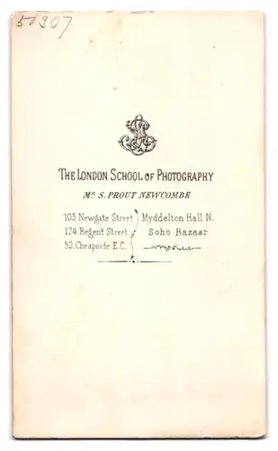 Fotografie The London School Of Photography, London, Newgate Street 103, Kleiner Bursche in zeitgenössischer Mode