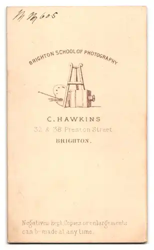 Fotografie C. Hawkins, Brighton, Preston Street 32 & 38, Kleines niedliches Mädchen mit einem Buch in der Hand