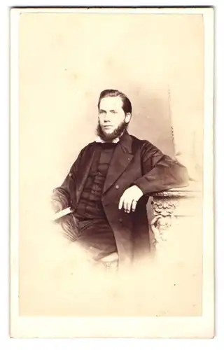 Fotografie W. Woodward & Co, Nottingham, Chapel Bar, Bürgerlicher Mann mit Seemannsbart und Buch in der Hand
