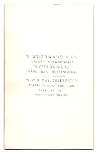 Fotografie W. Woodward & Co, Nottingham, Chapel Bar, Bürgerlicher Mann mit Seemannsbart und Buch in der Hand